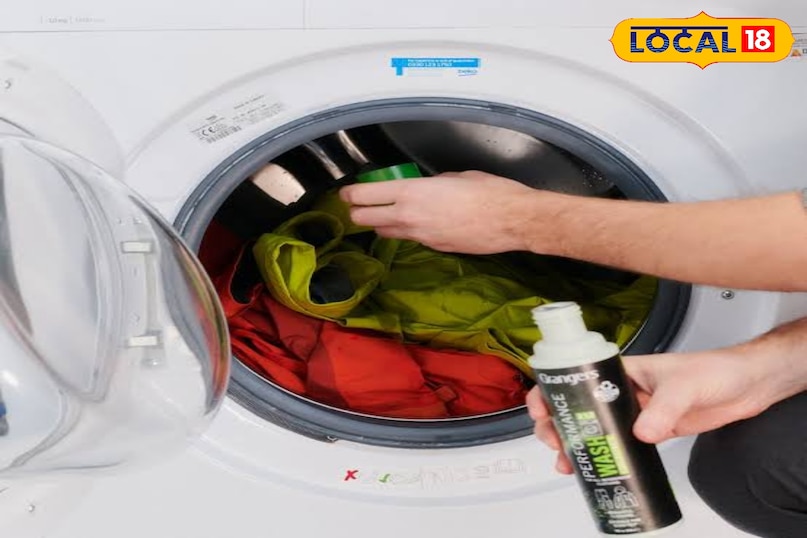 हमेशा ठंडे पानी का उपयोग करें। गर्म पानी जैकेट के फैब्रिक या अंदर के मटेरियल को नुकसान पहुँचा सकता है। सामान्य पाउडर के बजाय लिक्विड डिटर्जेंट का उपयोग करें बहुत ज्यादा झाग वाले साबुन से बचे मशीन को Delicate या Hand wash मोड पर ही चलाएं।