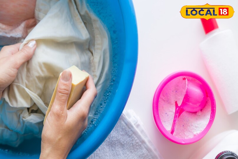 दाग-धब्बों के लिए स्पॉट क्लीनिंग अगर पूरी जैकेट गंदी नहीं है, तो उसे बार-बार धोने की जरूरत नहीं है एक मग पानी में थोड़ा सा डिश सोप मिलाएं। एक मुलायम कपड़े या पुराने टूथब्रश की मदद से सिर्फ दाग वाली जगह को हल्के हाथों से रगड़ें। गीले कपड़े से पोंछकर उसे पंखे की हवा में सुखा लें।