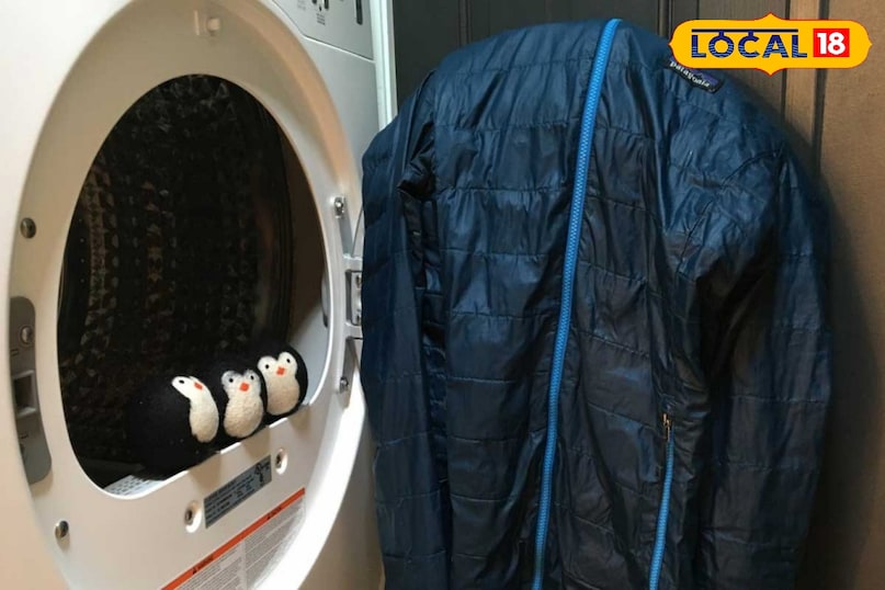 सुखाने का टेनिस बॉल ट्रिक पफर जैकेट के साथ सबसे बड़ी समस्या यह होती है कि धोने के बाद उसकी रुई एक जगह जमा होकर गांठ बन जाती है। इसे रोकने के लिए यदि आपके पास ड्रायर है तो जैकेट के साथ 2-3 साफ टेनिस बॉल अंदर डाल दें। जब ड्रायर घूमेगा तो बॉल्स जैकेट से टकराएंगी और उसके अंदर के मटेरियल को वापस फुला देंगी।