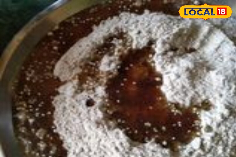 बाजरे के आटे मे सफेद तिल और गुड की चासनी डालकर डो त्यार करे