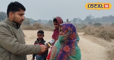 सड़क के बारे में जानकारी लेते हुए रिपोर्टर विशाल तिवारी