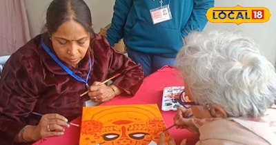 राजस्थान विश्वविद्यालय में पेंटिंग बनाती पेंटिंग आर्टिस्ट महिलाएं।