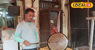 शुभम अपनी दुकान में समोसे तलते हुए