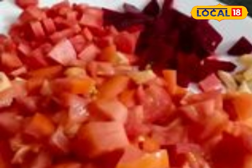 सबसे पहले टमाटर चुकंदर चीजों को छोटे छोटे टुकड़े मे काट ले 