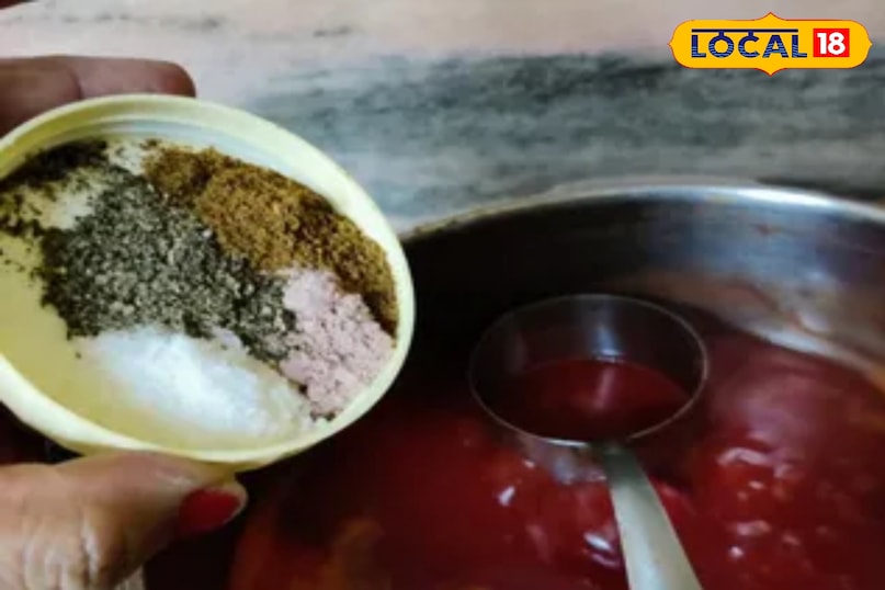 सारे मसाले को डालकर उबाल ले 