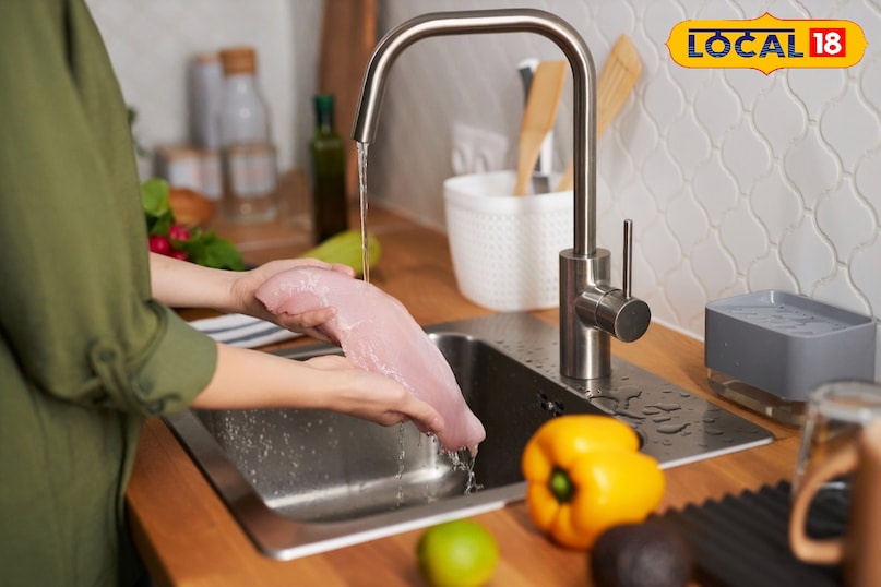 cleaning raw chicken