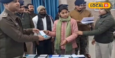 एसपी मोबाइलधारकों को देते फोन 