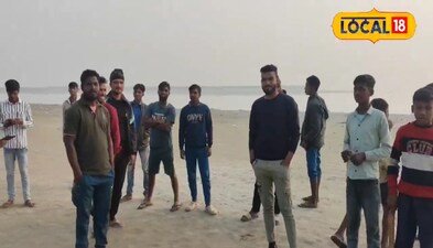 छोटी नाव से जान जोखी में डालकर लोग करते हैं गंगा पार