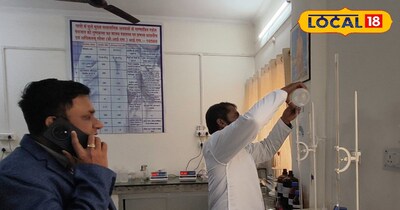 पानी की जांचकरते अधिकारी