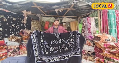 सुंदर और आकर्षक कंबल दिखाते दुकानदार.