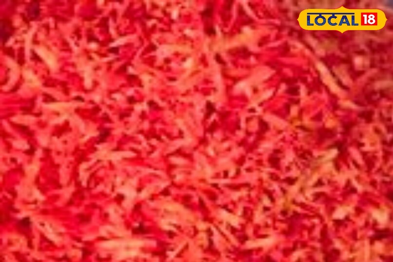 सबसे पहले गाजर को धो कर कद्दूकस कर ले 