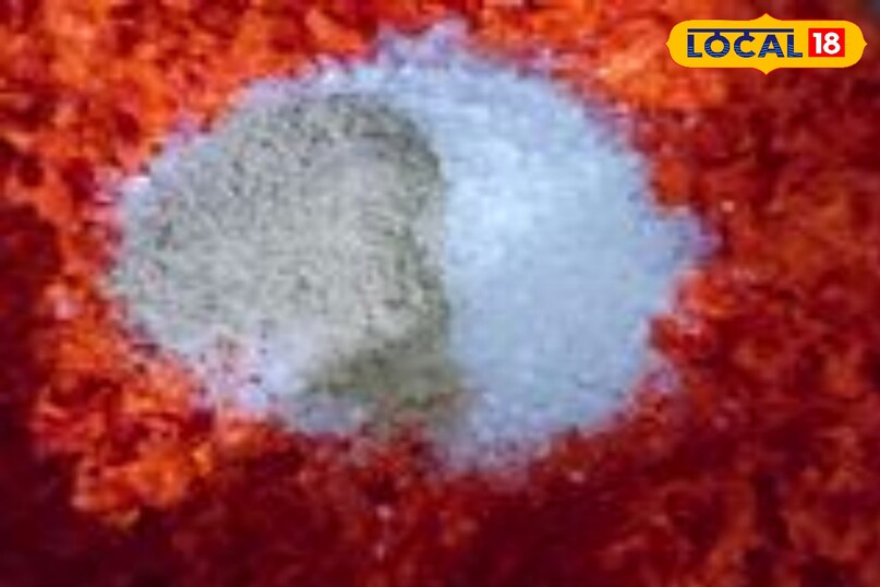 जब गाजर पक जाये तो चीनी और घी डाले 