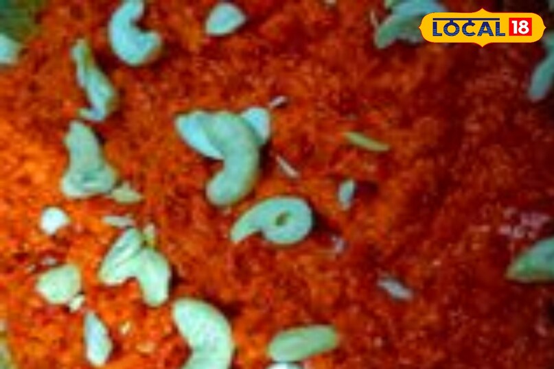 गाजर मे मावा डाले 