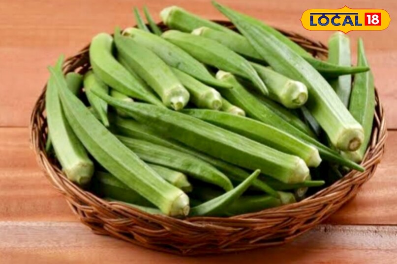 उन्होंने कहा कि भिंडी के लिए हल्की, भुरभुरी और उपजाऊ मिट्टी सबसे अच्छी रहती है. सामान्य मिट्टी में वर्मी कंपोस्ट या अच्छी सड़ी गोबर की खाद मिलाएं. इससे पौधे को पर्याप्त पोषण मिलता है और केमिकल खाद की जरूरत नहीं पड़ती.