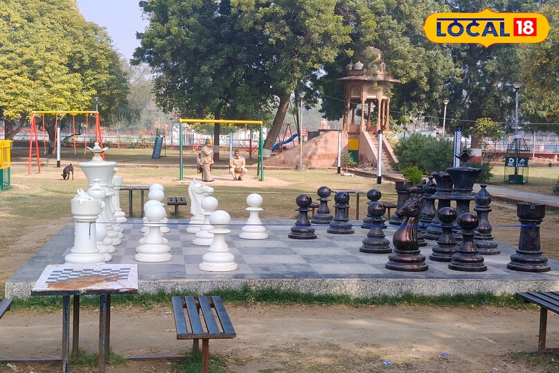 चेस पार्क में खुले वातावरण में शतरंज खेलने की सुविधा उपलब्ध है, जिससे खेल के साथ-साथ मानसिक एकाग्रता और सोचने की क्षमता का भी विकास होता है. स्कूल के बाद और शाम के समय यहां बच्चों की अच्छी खासी संख्या देखने को मिलती है