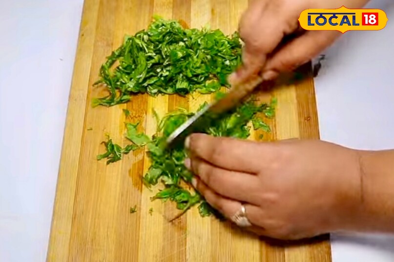 बथुआ दाल बनाने के लिए सबसे पहले अरहर दाल को अच्छी तरह धोकर 20 मिनट के लिए भिगो दें, फिर कुकर में दाल, हल्दी और नमक डालकर पानी के साथ 3 सीटी आने तक पका लें. दूसरी ओर बथुआ के पत्तों को धोकर बारीक काट लें. कड़ाही में तेल या घी गर्म करें, उसमें जीरा और हींग डालकर चटकाएं, फिर सूखी लाल मिर्च और अदरक-लहसुन का पेस्ट डालकर हल्का भूनें.