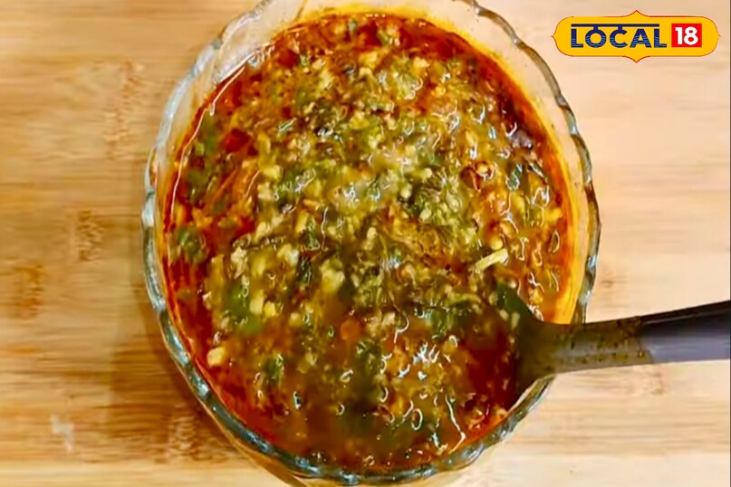 ठंड के मौसम में शरीर को गर्माहट और पोषण दोनों की जरूरत होती है. ऐसे में बथुआ दाल एक बेहतरीन विकल्प है. हरी सब्ज़ियों में बथुआ सर्दियों का सुपरफूड माना जाता है, जो साधारण दाल को भी खास और पौष्टिक बना देता है. 