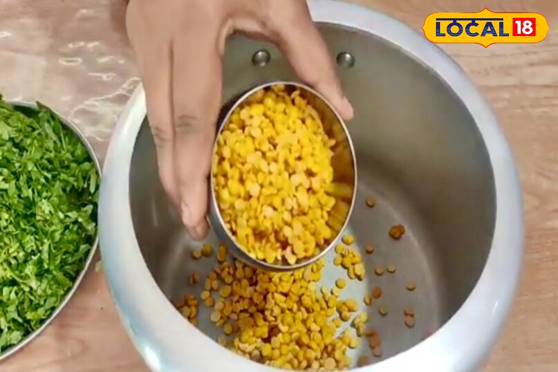 गृहणी शर्मीला सुमी ने बताया की अरहर दाल प्रोटीन का अच्छा स्रोत है और जब इसमें बथुआ मिलाया जाता है तो इसका पोषण कई गुना बढ़ जाता है. यह कॉम्बिनेशन पेट को लंबे समय तक भरा रखता है और शरीर को ऊर्जा देता है.