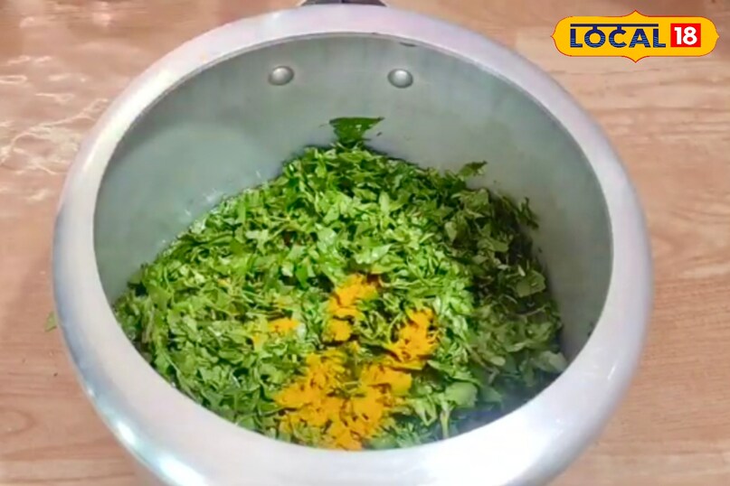 इसके बाद हरी मिर्च और प्याज डालकर सुनहरा होने तक पकाएं, फिर टमाटर डालकर नरम करें. अब इसमें लाल मिर्च पाउडर और धनिया पाउडर डालकर मिलाएं, कटे हुए बथुआ के पत्ते डालें और थोड़ी देर पकाएं. तैयार तड़के में पकी हुई दाल डालकर अच्छी तरह मिलाएं, स्वादानुसार नमक जांच लें और 5–7 मिनट तक उबालें. अंत में ऊपर से हरी धनिया डालें और चाहें तो घी डालकर गरमा-गरम बथुआ दाल परोसें.