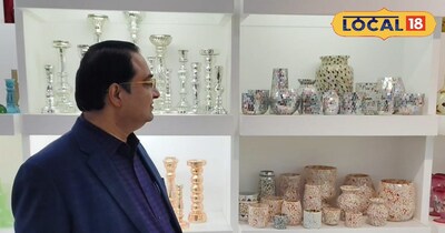 कांच के आइटम देखते हुए इंटरनेशनल व्यापारी 