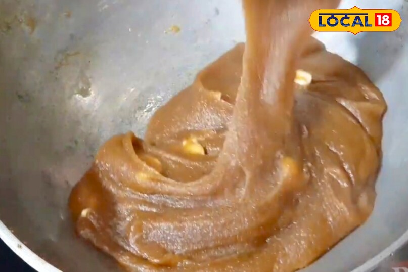 आगे कहा कि सबसे पहले एक पैन में पानी और गुड़ डालकर गैस पर रखें और गुड़ को अच्छी तरह पिघलने दें. जब गुड़ पूरी तरह घुल जाए तो गैस बंद कर दें और शीरे को अलग रख लें. 