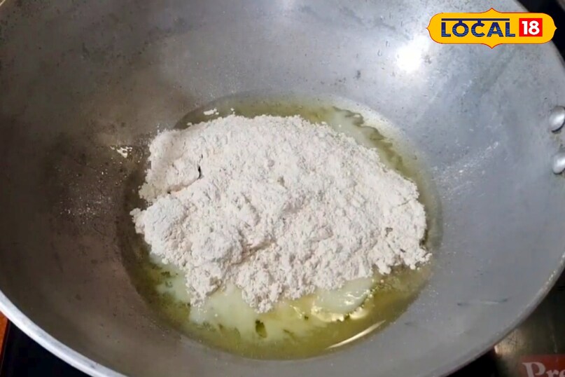 आगे कहा कि इस हलवे को बनाने के लिए हाफ कप गेहूं का आटा, हाफ कप गुड़, हाफ कप घी, एक कप पानी, थोड़ा सा इलायची पाउडर, 12–14 काजू और 2 बादाम की कतरन की जरूरत होती है. खास बात यह है कि ये सभी चीजें आमतौर पर हर रसोई में आसानी से मिल जाती हैं. 