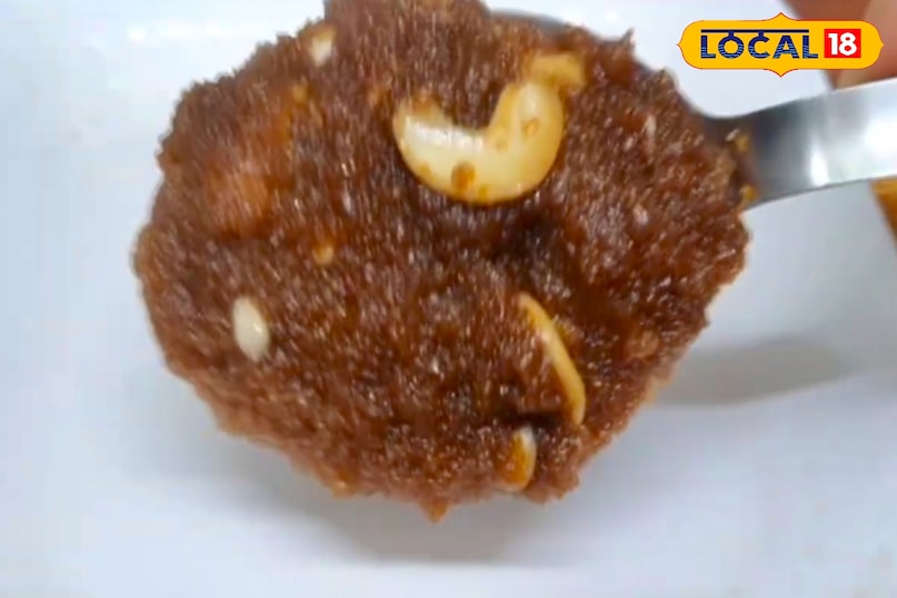 आगे कहा कि अब कढ़ाही में घी गर्म करें और उसमें गेहूं का आटा डालें. गैस की आंच धीमी रखें और आटे को लगातार चलाते हुए भूनें, ताकि वह जले नहीं. करीब 2 मिनट बाद इसमें काजू डाल दें और आटे को बादामी रंग आने तक भूनते रहें.