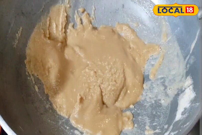 उन्होंने बताया कि आखिर में हलवे में इलायची पाउडर मिलाएं और ऊपर से बादाम की कतरन डाल दें. इससे हलवे की खुशबू और स्वाद दोनों ही दोगुने हो जाते हैं. 