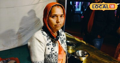 चूरमा लड्डू बेचतीं 