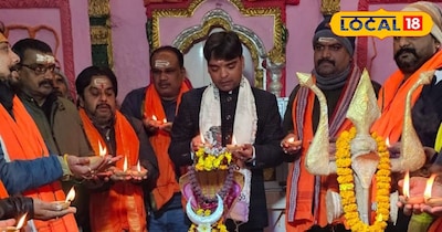 पूजा करते लोग