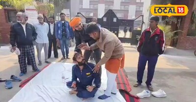 नगर निगम के बाहर बैठे पार्षद