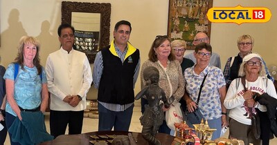 टूरिस्टों का स्वागत सत्कार करते हुए।