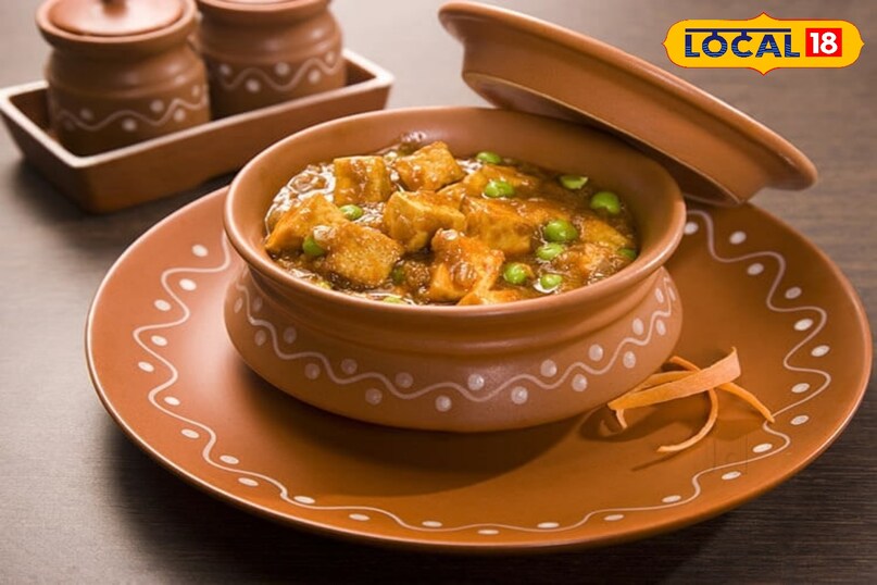 खानदानी राजधानी हाईटेक सिटी यह एक नेशनल चेन है जो अपनी 72 तरह के रोटेटिंग मेनू के लिए जानी जाती है। अगर आप केरल सांगरी और दाल-बाटी के साथ ढेर सारे साइड डिशेज चाहते हैं, तो यह बेस्ट है। यहाँ का आओ पधारो वाला स्वागत अनुभव को खास बनाता है।