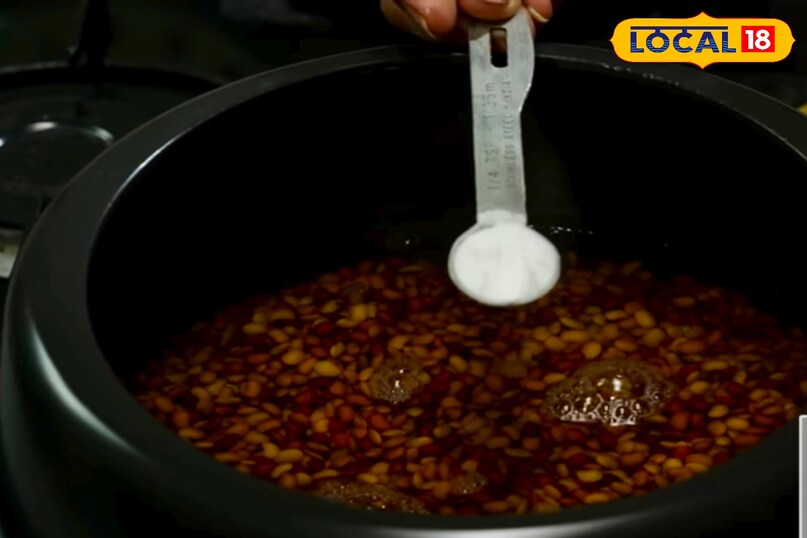 आगे कहा कि कुरथी दाल बनाने के लिए ज्यादा सामग्री की जरूरत नहीं होती. कुल्थी दाल, पानी, लहसुन, हरी मिर्च, सरसों का तेल, जीरा, हींग, हल्दी, लाल मिर्च और नमक—बस इन्हीं देसी चीजों से इसका स्वाद निखर जाता है. कई गांवों में इसे बिना प्याज के ही बनाया जाता है.