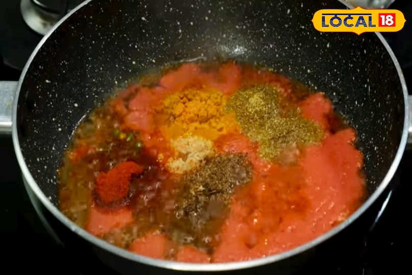 कुरथी दाल को 8–10 घंटे या रातभर भिगोना जरूरी होता है, जिससे दाल अच्छी तरह पक सके. इसके बाद कुकर में पानी, हल्दी और नमक डालकर 4–5 सीटी तक पकाया जाता है. पकने के बाद दाल को हल्का मसलने से इसकी गाढ़ापन बढ़ जाता है. 