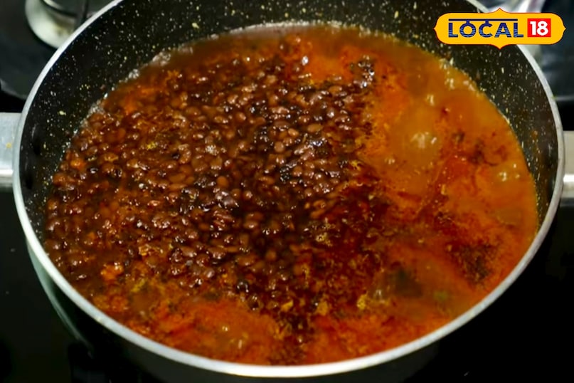 उन्होंने बताया कि कढ़ाही में सरसों का तेल गरम कर जीरा, हींग, कुटा लहसुन, हरी मिर्च और प्याज डालकर भूनते हैं. फिर पकी हुई दाल और लाल मिर्च डालकर धीमी आंच पर पकाया जाता है. यही देसी तड़का कुरथी दाल के स्वाद को खास बना देता है.