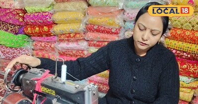 देवी देवताओं की पोशाक तैयार करती पूजा अग्रवाल 