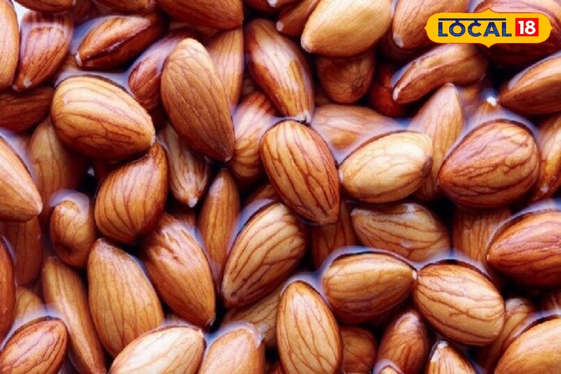 असली बादाम का छिलका आसानी से उतर जाता है और अंदर का दाना सफेद होता है असली बादाम का छिलका आसानी से उतर जाता है और अंदर का दाना सफेद होता है