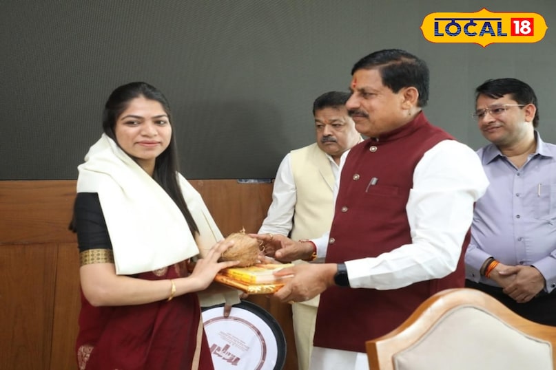 First Tribal Woman IAS MP, Manisha dharve IAS Success Story, Inspirational IAS Story, Khargone femous personality, local18, khargone letest news, Madhya Pradesh hindi news 