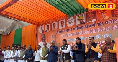 विकास कार्यों का उद्घाटन और शिलान्यास करते हुए मंत्री 