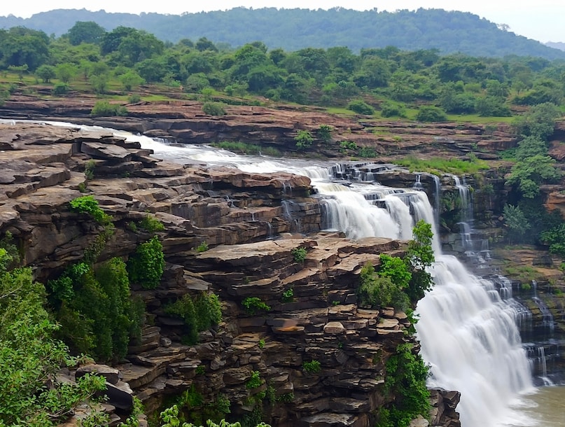 तेल्हाड़ कुंड के पास बहती ठंडी जलधारा और जंगल सफारी का रोमांच.