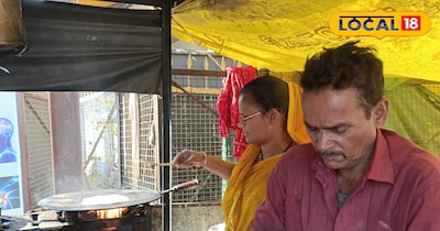 दोनों पति पत्नी पराठे बनाते हुए