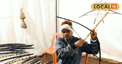 तीर-धनुष दिखाते जोरू ताहेड़ 