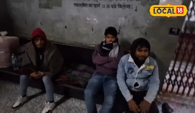 ठंड में बैठे यात्री