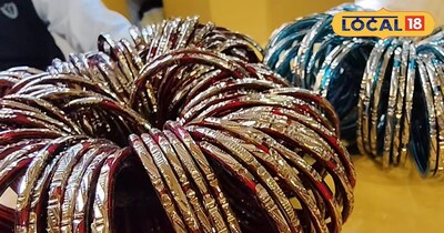 गोल्डन पॉलिश से तैयार हिल की चूड़ियां 