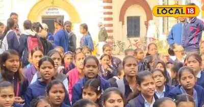 विद्यालय के गेट पर बैठकर विरोध प्रदर्शन करती हुई छात्राएं 