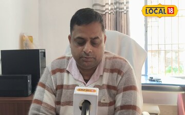 जानकारी देते नियोजन पदाधिकारी 