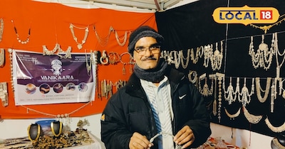 खजुराहो में आभूषण की दुकान लगाए अनिल सोनी