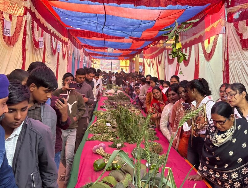 अमरूद, केला और फूलों से सजी प्रदर्शनी