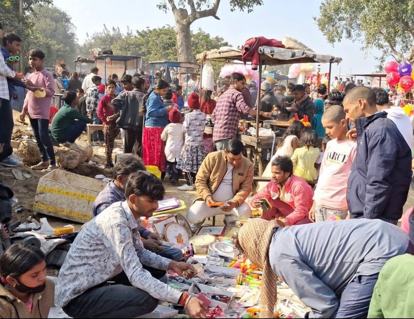 ग्रामीण और शहरी इलाकों से आए लोग खरीदारी करते नजर आए.